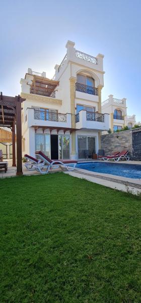 Amazing 5 Bedroom Villa with Private Swimming pool